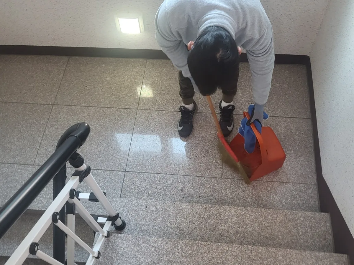 문경시 모전동 빌라 공동현관 장비 주변 정밀 위생청소 사례 - 행진크린