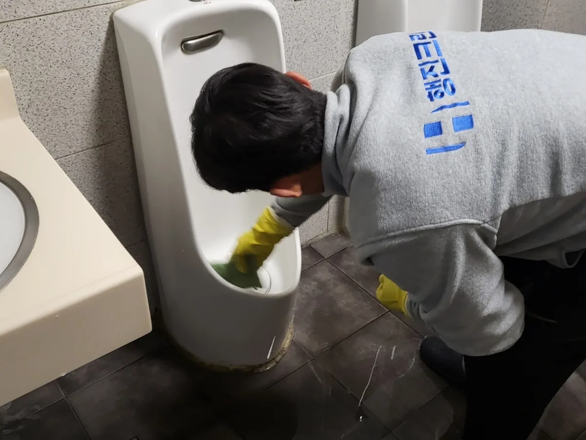 영양군 영양읍 사무실 샤워부스 장비 주변 정밀 위생청소 사례 - 행진크린